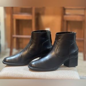UGG Women’s Bandara Black Leather Ankle Boots Size 9